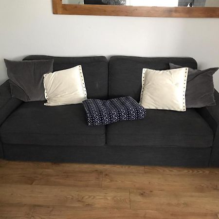 2 X Double Rooms In Cheam Bagian luar foto