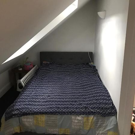 2 X Double Rooms In Cheam Bagian luar foto