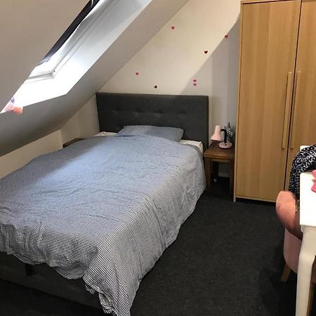 2 X Double Rooms In Cheam Bagian luar foto
