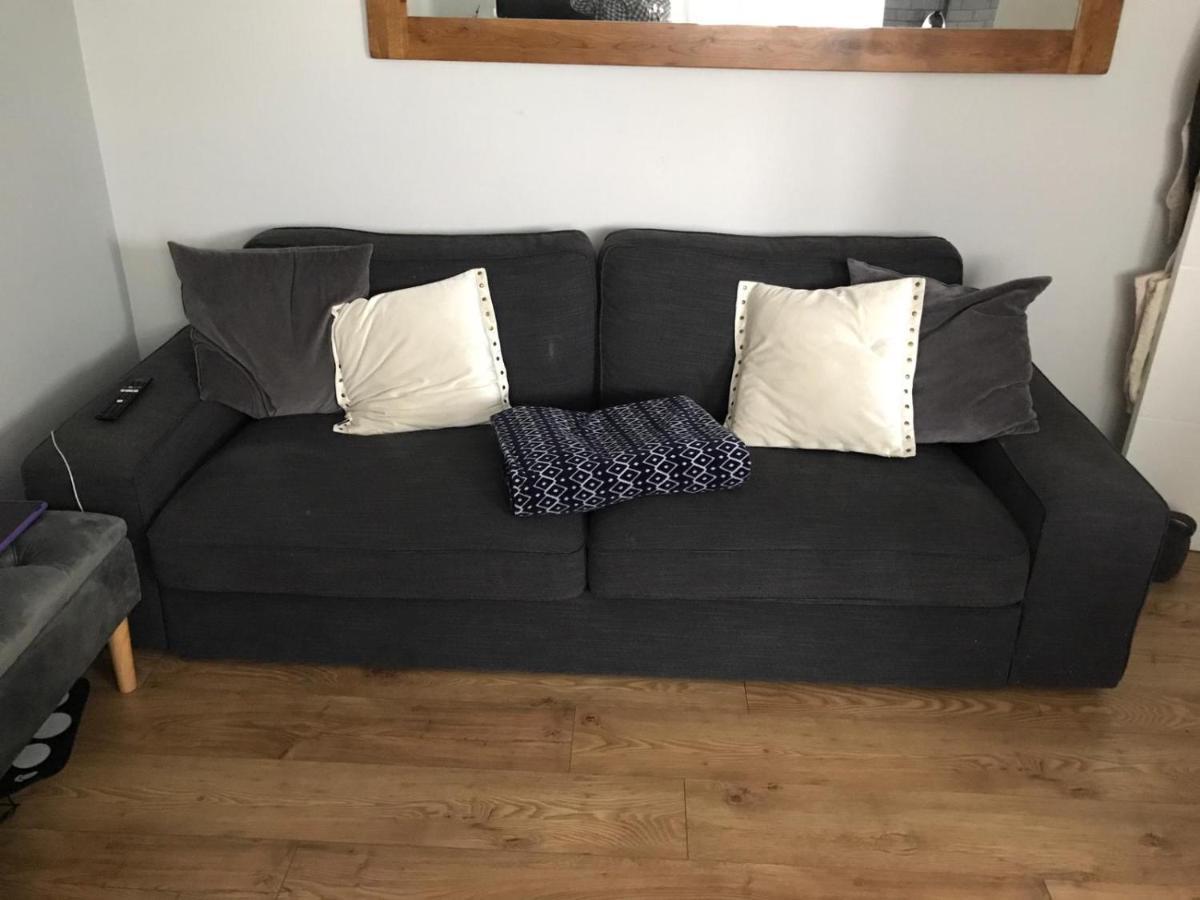 2 X Double Rooms In Cheam Bagian luar foto