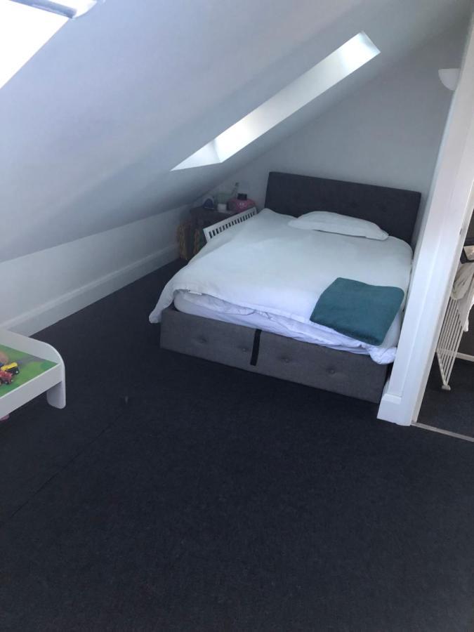 2 X Double Rooms In Cheam Bagian luar foto