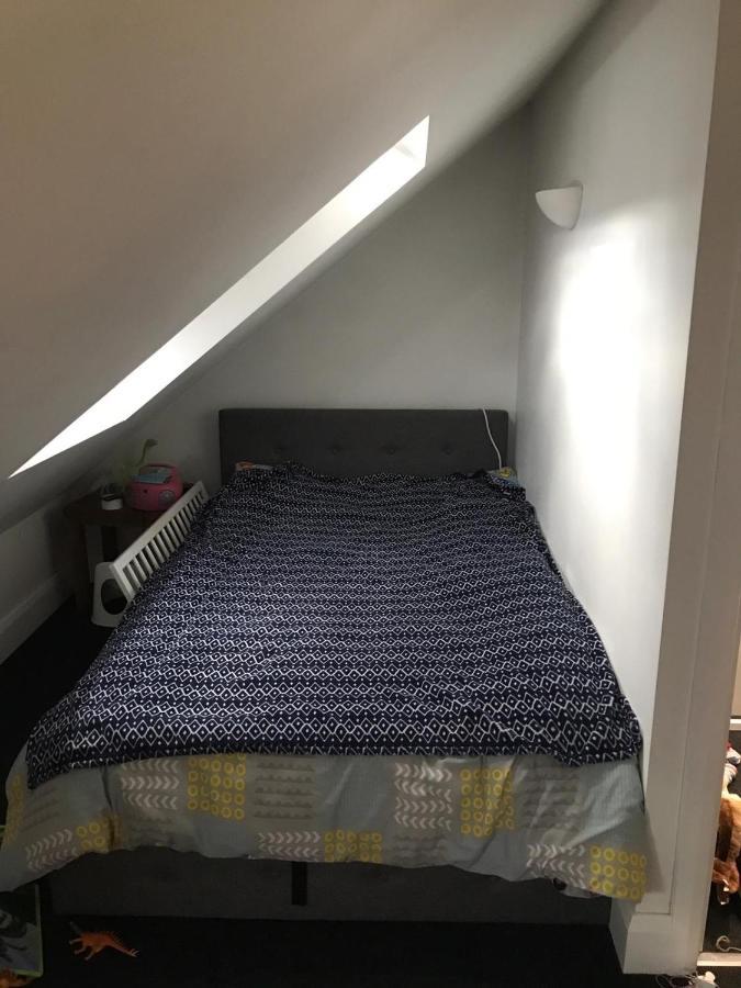 2 X Double Rooms In Cheam Bagian luar foto