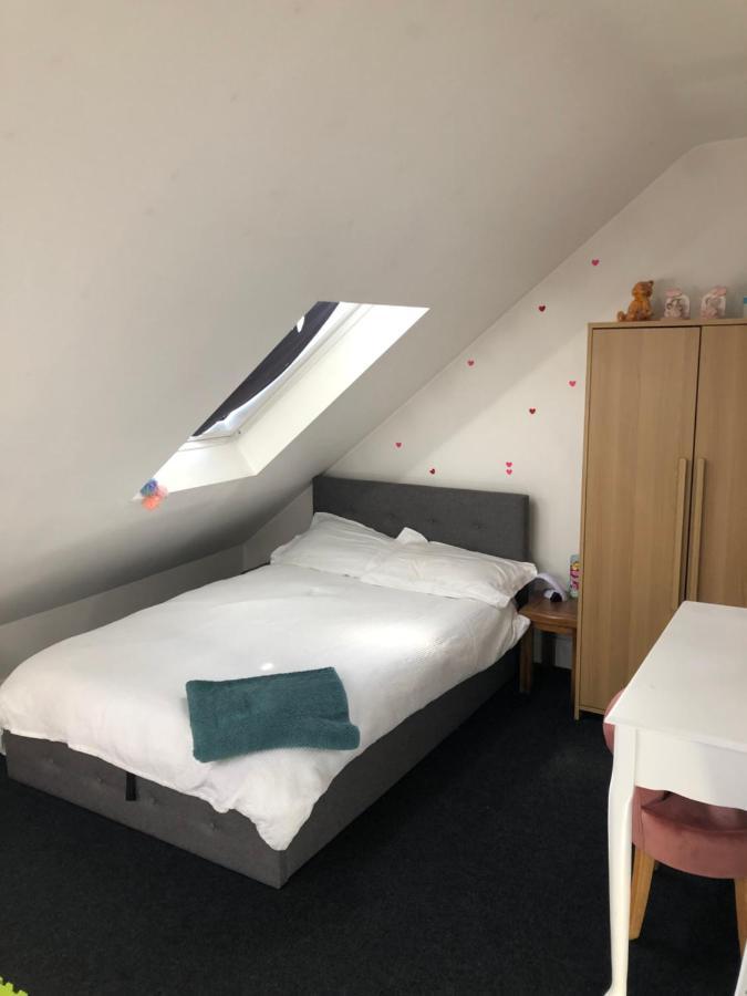 2 X Double Rooms In Cheam Bagian luar foto