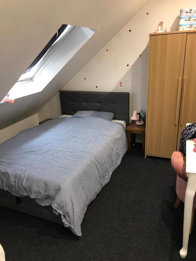 2 X Double Rooms In Cheam Bagian luar foto